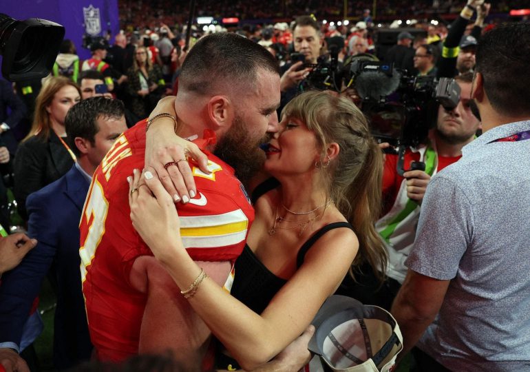 Travis Kelce besa apasionadamente a Taylor Swift tras ganar la Super Bowl 2024