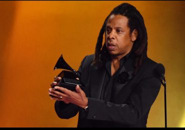 Jay-Z bebe un trago desde su recién entregado trofeo Grammy 2024