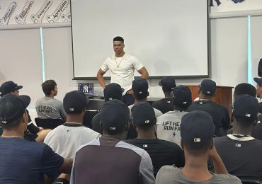 Juan Soto visita prospectos de la academia de RD de los New York Yankees