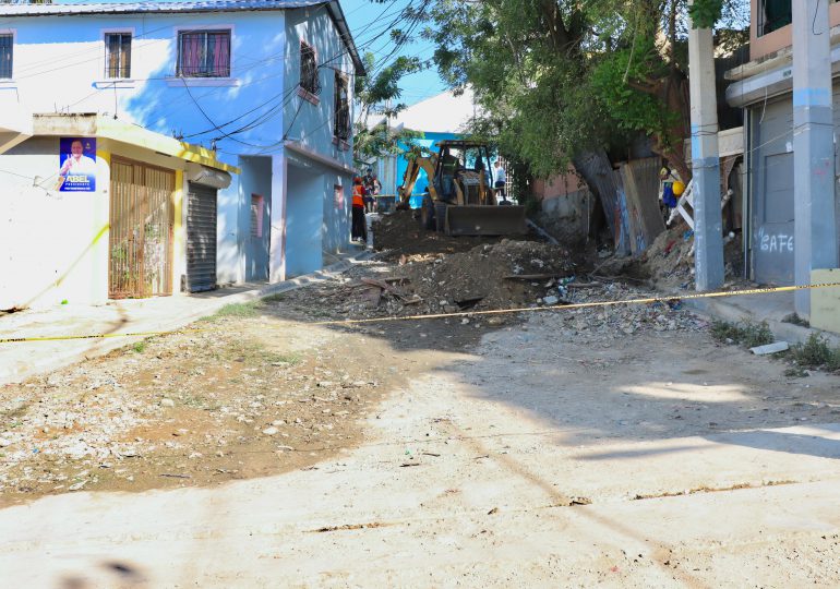 Alcaldía Santiago inició construcción de calle en hormigón en Residencial Colinas del Sur
