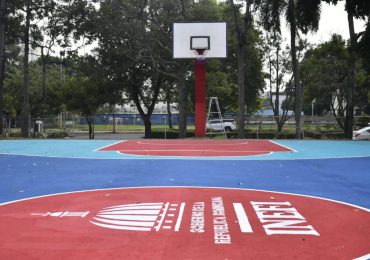 INEFI remoza canchas baloncesto, balonmano, tenis y voleibol en la Universidad Autónoma de Santo Domingo (UASD)