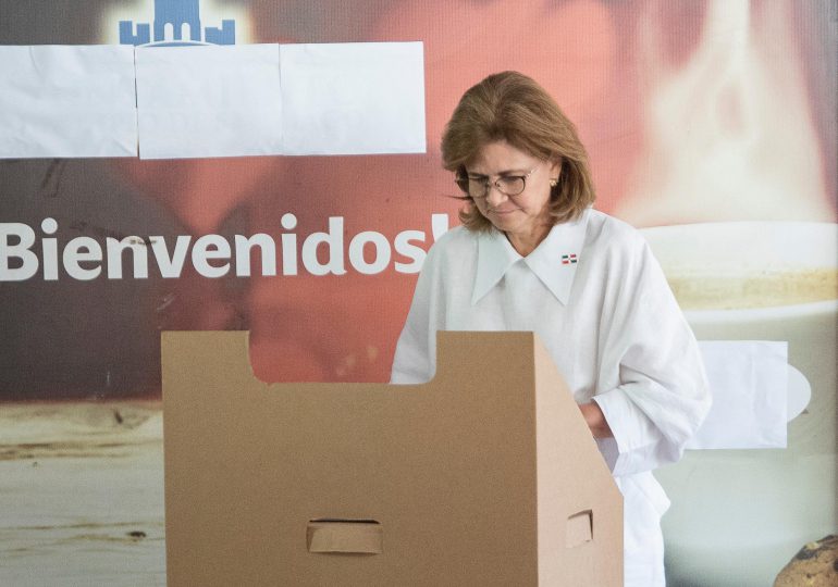 Vicepresidenta Raquel Peña ejerció el voto y manifestó su confianza en el proceso electoral y la ciudadanía