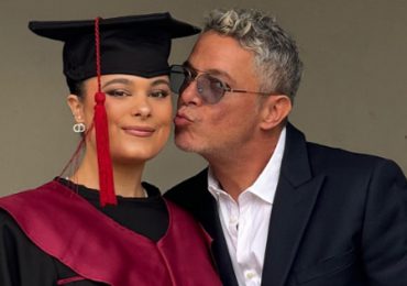Alejandro Sanz aparece por sorpresa en la graduación de su hija