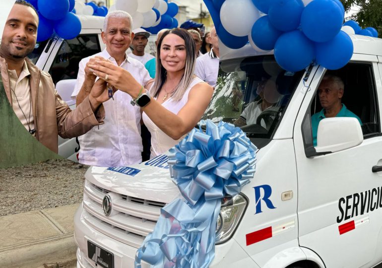 Ricardo de los Santos entrega carro fúnebre municipio de Fantino