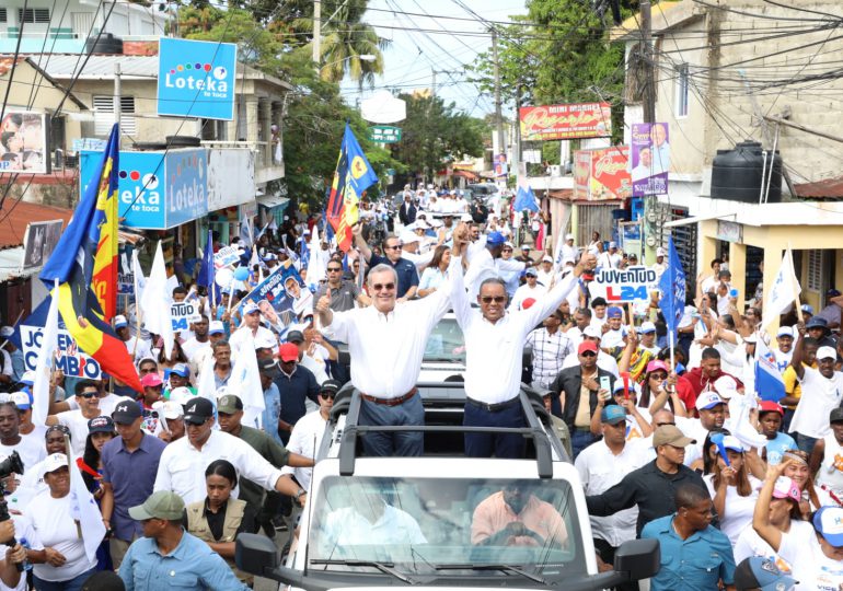 Luis Abinader moviliza entusiastas seguidores en Puerto Plata