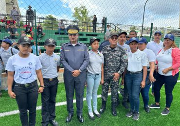 Director Policía Nacional y Policía Comunitaria, participan en encuentro deportivo de Los Guandules