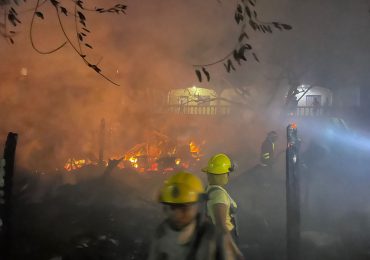 Bomberos atienden incendio en taller de ebanistería en Hoyo de Friusa, Bávaro