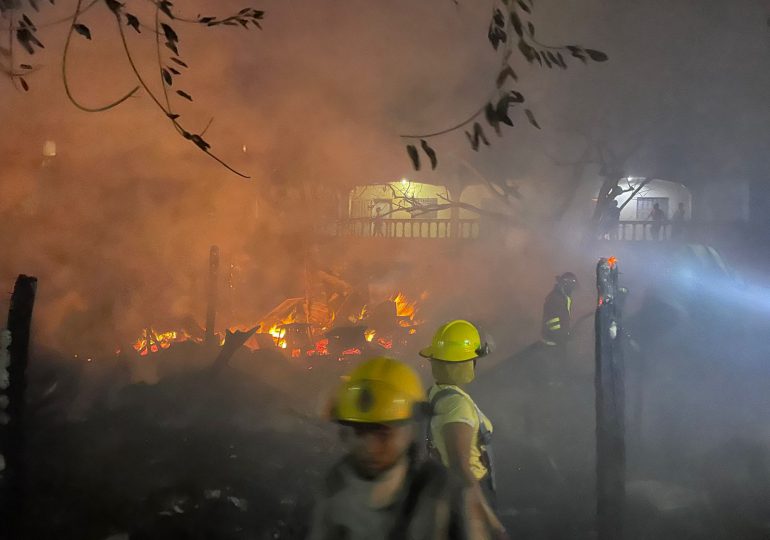 Bomberos atienden incendio en taller de ebanistería en Hoyo de Friusa, Bávaro