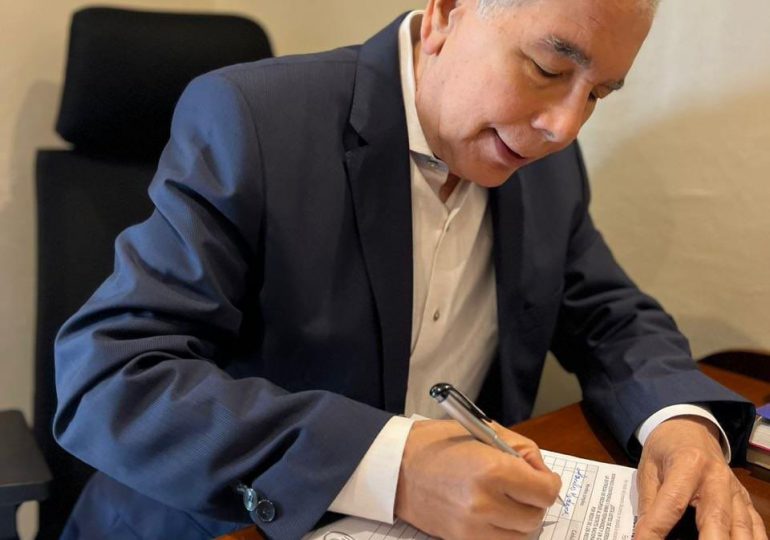 Danilo Medina se suma a la iniciativa "Mi firma por el drenaje"