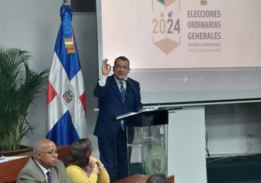 Román Jáquez imparte conferencia magistral sobre el Papel de la JCE en la democracia