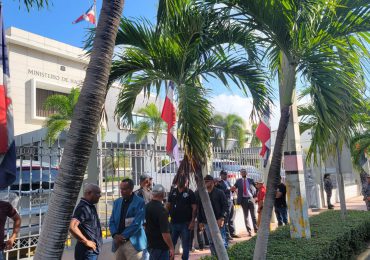 Por tercer martes seguido policías retirados protestan frente al Ministerio de Hacienda