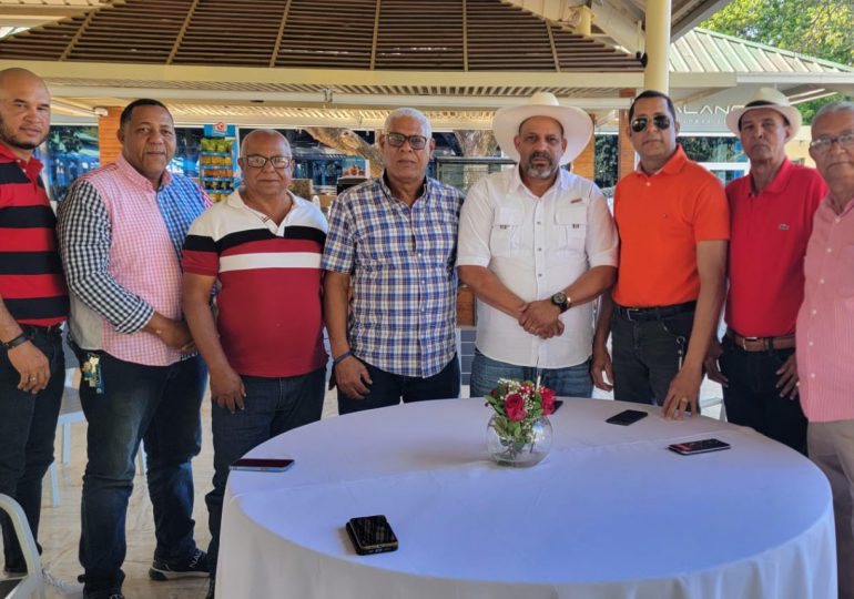 Empresarios y exdirigentes del PRD en Dajabón pasan apoyar a Santiago Riverón