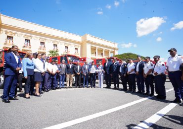 Presidencia entrega 11 camiones a distintos cuerpos de bomberos del país