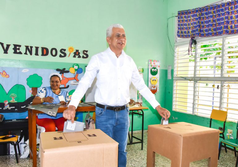 Presidente del Senado destaca civismo exhiben los dominicanos en las urnas