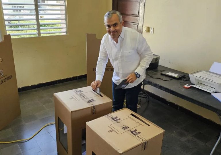 Hernández Guzmán ejerce su voto en Santiago y destaca el papel fundamental de la democracia en el desarrollo del país