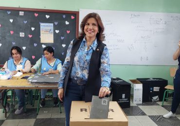 Margarita Cedeño ejerce su derecho al sufragio y exhorta a ciudadanos a no vender su voto