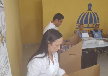 Alcalde Kelvin Cruz ejerce su voto en el Estadio Olímpico de La Vega