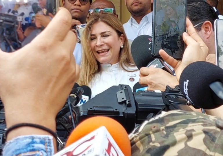 El caos se apodera de recinto electoral al momento de Carolina Mejía ejercer el derecho al voto