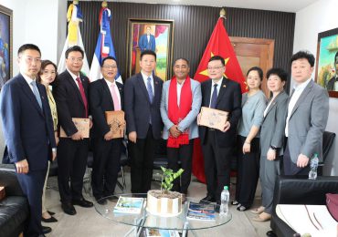 Manolito Ramírez recibe delegación de alcaldes de cuatro ciudades de la República Popular de China