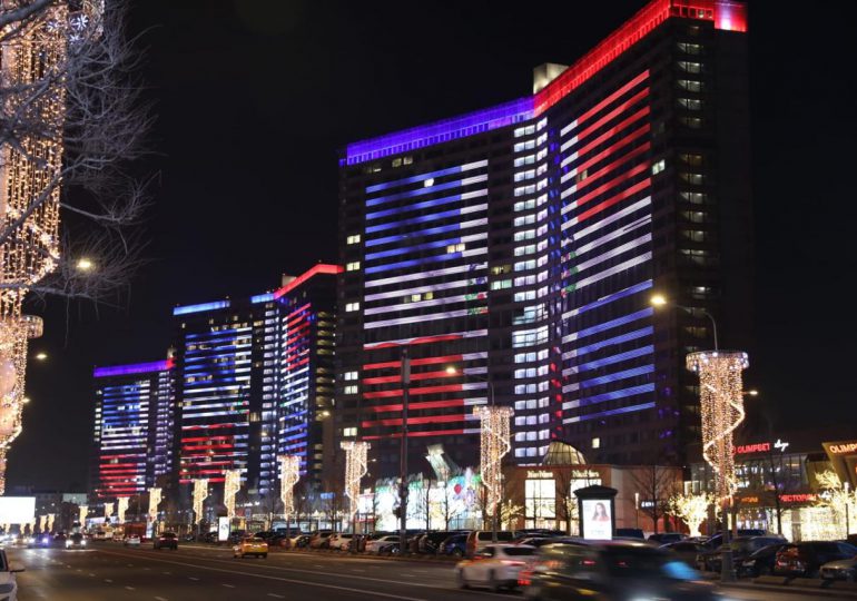 Edificios de Moscú se iluminan con colores de la bandera dominicana por el 180 aniversario de la Independencia Nacional
