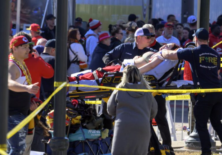Un muerto y 21 heridos en tiroteo en el desfile del Super Bowl en EEUU