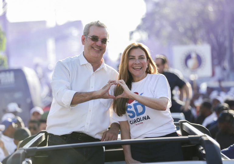 Simpatizantes acompañan a Carolina y Abinader en multitudinaria caravana