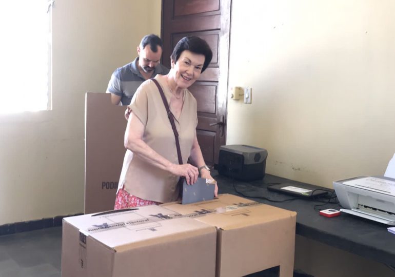 Embajadora dominicana en Estados Unidos, Sonia Guzmán, ejerce su derecho al voto