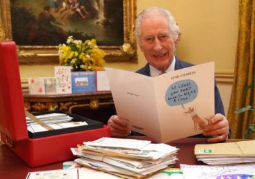El rey Carlos lee tarjetas de recuperación de sus fanáticos en medio de la batalla contra el cáncer