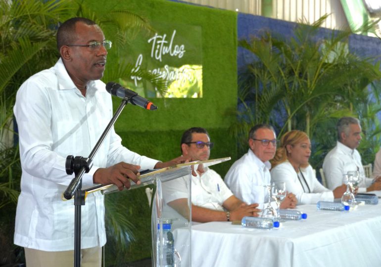 Gobierno entrega 990 títulos de propiedad en el municipio Consuelo, en San Pedro de Macorís