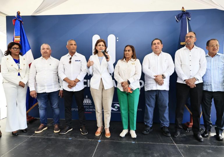 Vicepresidenta deja en funcionamiento dos obras de salud en Monte Plata y Arenoso