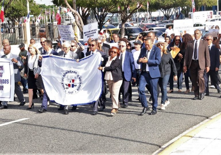 Miembros Colegio Notario marchan en reclamo retención fondos en Procuraduría