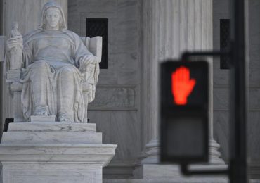 Corte Suprema de EEUU examina leyes sobre moderación de contenidos en línea