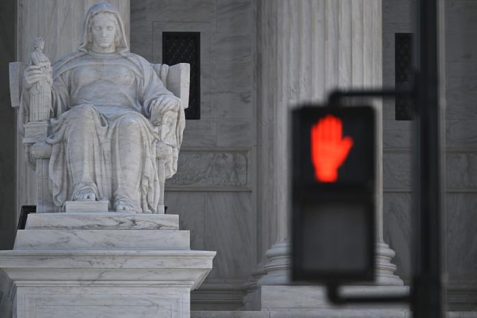 Corte Suprema de EEUU examina leyes sobre moderación de contenidos en línea