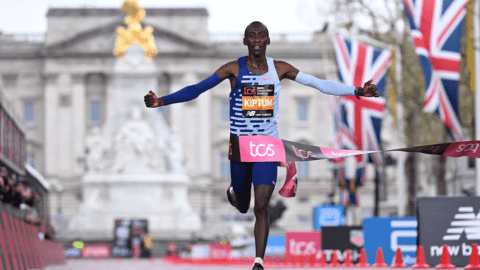 Fallece en accidente Kelvin Kiptum, poseedor del récord mundial de maratón