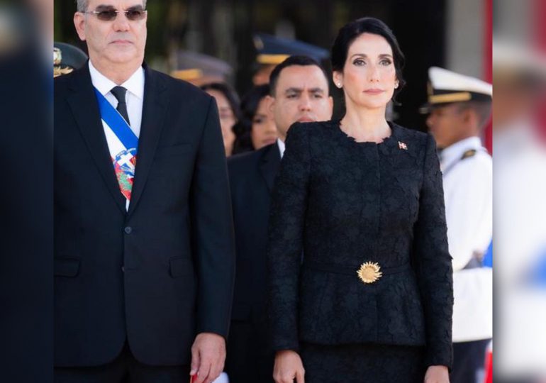 Luis Abinader y la primera dama deslumbran en la rendición de cuentas, vestidos de Óscar de la Renta