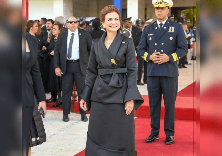 Raquel Peña deslumbra con un look sobrio y elegante para Rendición de Cuentas