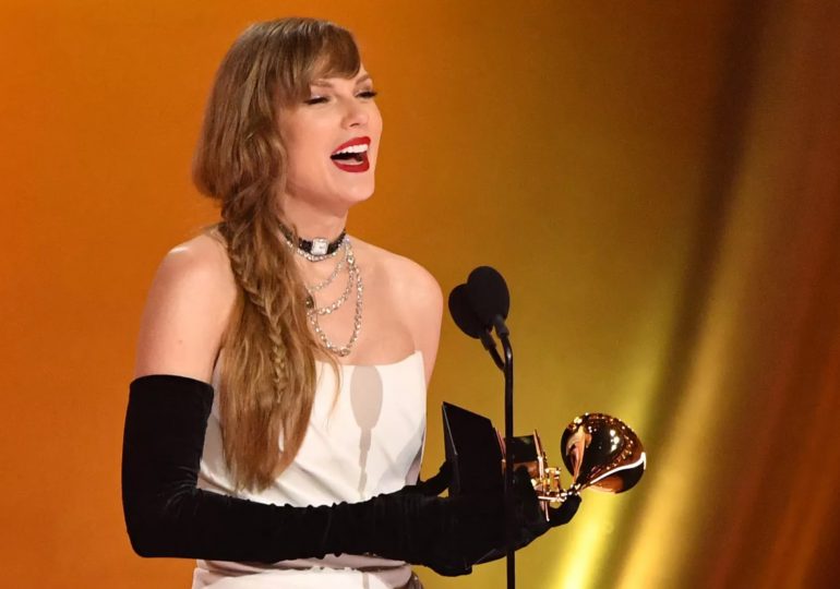 Tras fuertes críticas Taylor Swift celebra su victoria abrazando a Céline Dion después de ganar el Álbum del año de los Grammy 2024