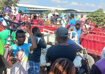 Haitianos con motores de carga bloquearon momentáneamente puente fronterizo por Dajabón