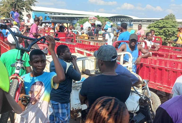 Haitianos con motores de carga bloquearon momentáneamente puente fronterizo por Dajabón