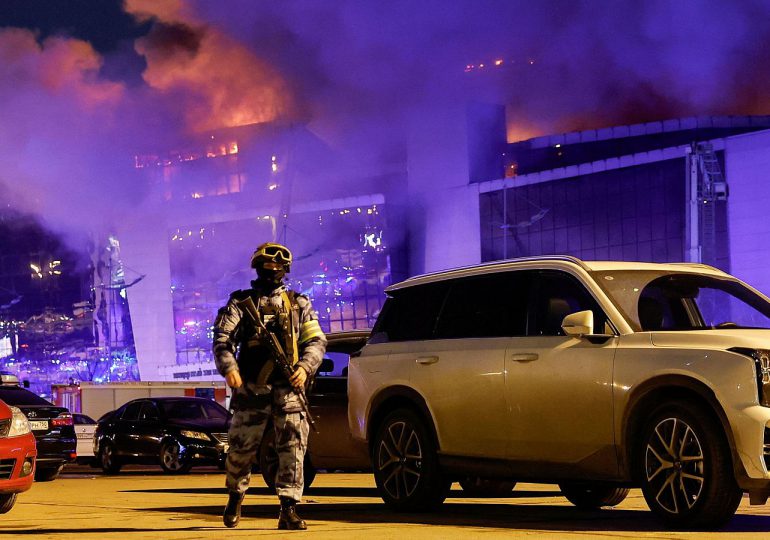 Al menos 40 muertos en ataque en sala de conciertos de Moscú reivindicado por grupo Estado Islámico