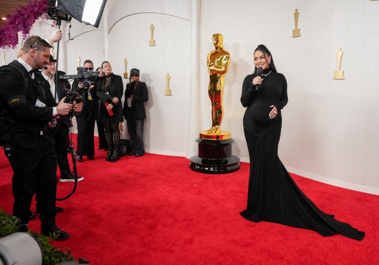 Vanessa Hudgens revela que está embarazada en la alfombra roja de los Óscar