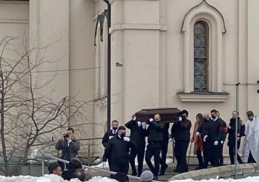 El féretro con los restos de Navalni llega a la iglesia de Moscú para el funeral, según el equipo del opositor