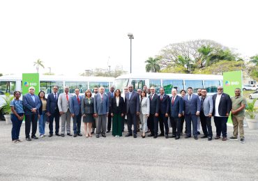 Banco BHD dona dos autobuses a la UASD para el transporte de su personal docente
