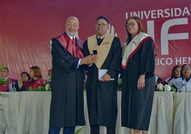 UFHEC gradúa 813 nuevos profesionales reafirmando su compromiso con la investigación científica