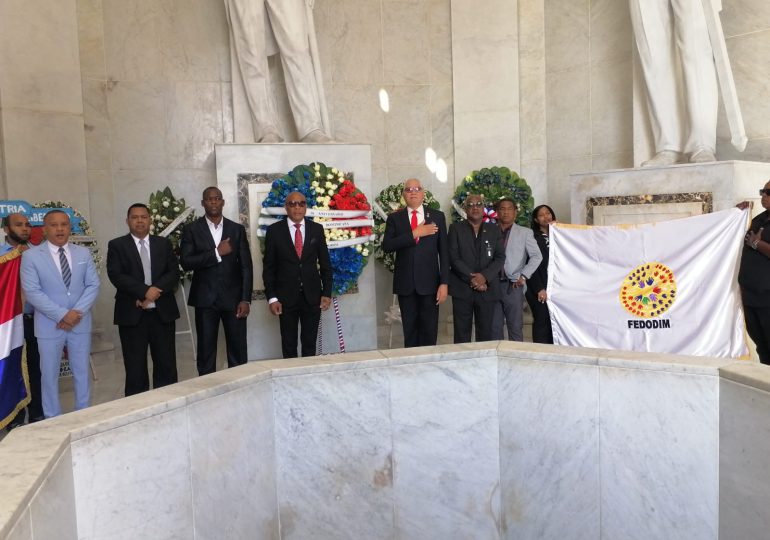 FEDODIM deposita ofrenda floral en el Altar de la Patria en conmemoración de su aniversario