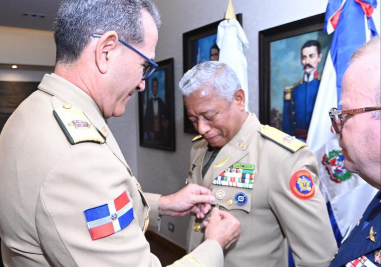 Ministro de Defensa impone condecoración certificados a Oficiales Generales, Superiores y personalidades de la clase civil de CESAC