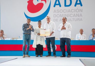 Presidente Abinader entrega subsidios por RD$250 millones a pequeños y medianos productores de huevos