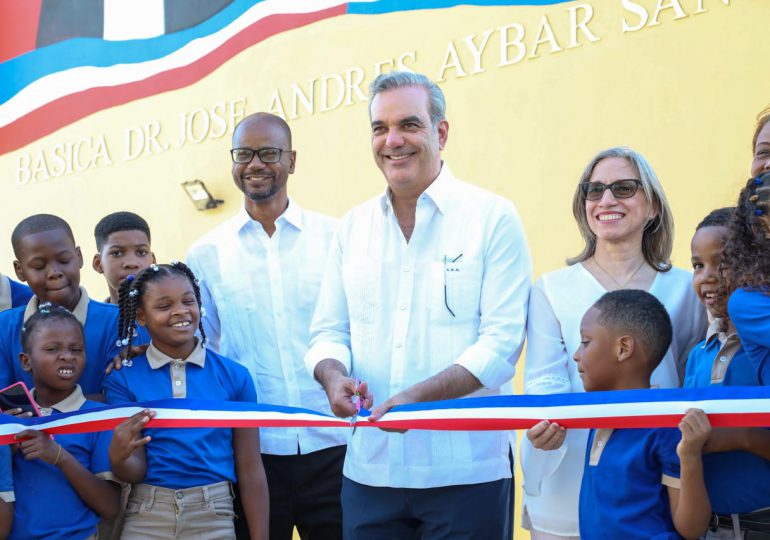 Presidente Abinader inaugura tres centros educativos y un puente en Monte Plata y Santo Domingo