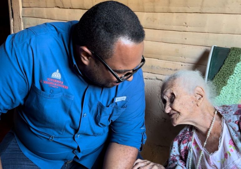 El MIVED construirá casa de “Doña Nenita” la longeva 113 años Angelina Cotuí que quiere conocer al presidente