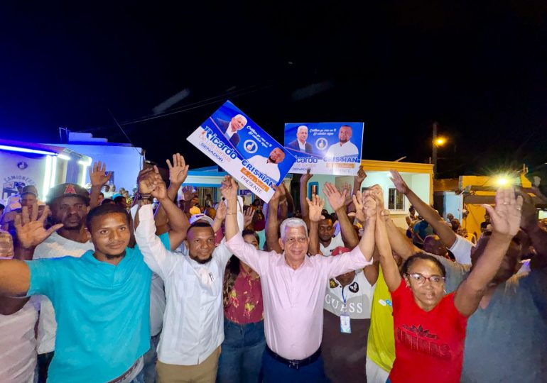 Ricardo De Los Santos juramenta en Cotuí precandidato a regidor de Fuerza del Pueblo en el PRM